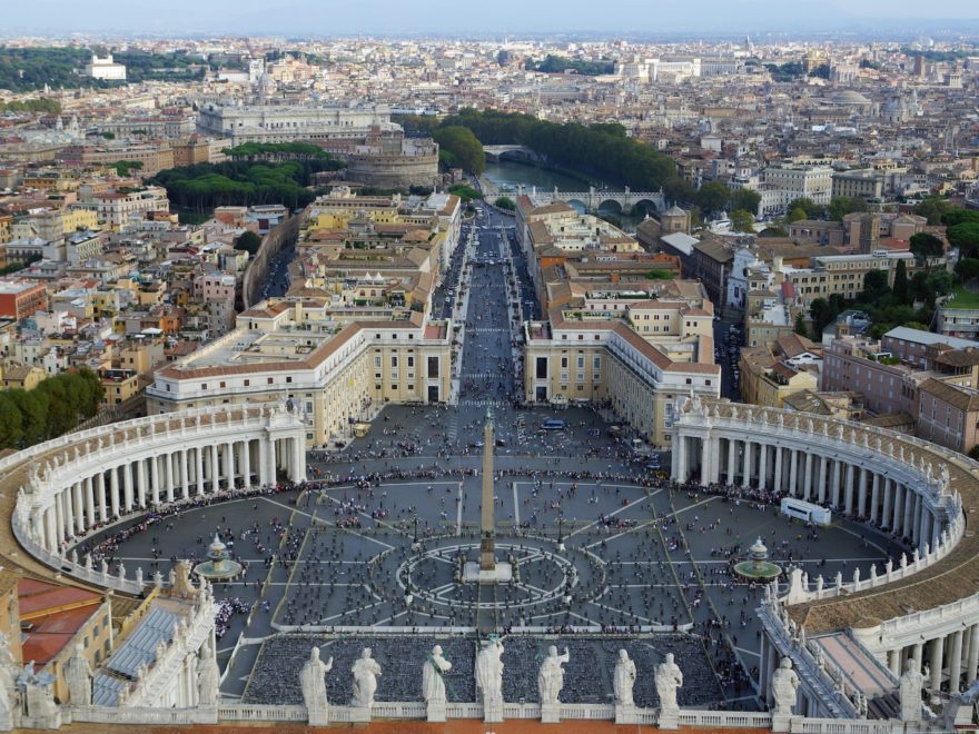 Come si chiama la piazza dove si affaccia il Papa?